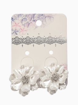 Серьги клипсы для ушей QF «Цветочки», белая в серебре