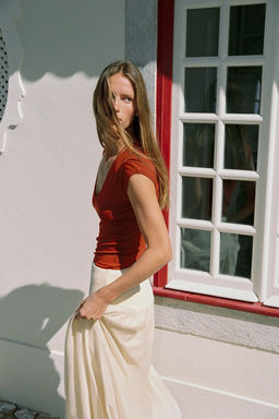 CAMISETA ESCOTE PICO / Rojo / Naranja - Zara фото 3