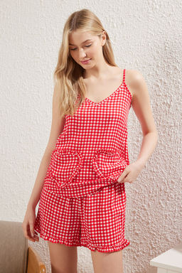 Trendyolmilla K?rm?z? Kalp ve F?rf?r Detayl? Ekose Sortlu Dokuma Pijama Tak?m? THMSS25PT00221