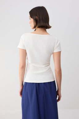 Wardrobe Essentials-Ekru Fitted/Vucuda Oturan Kay?k Yaka K?sa Kollu Orme T-Shirt TWOSS26TS00070