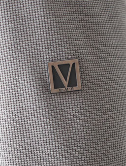 Лонгслив из мягкого фактурного трикотажа с плетеным воротником поло на молнии - Vilatte фото 4