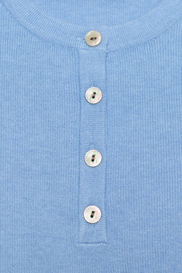 TOP PUNTO BOTONES / Azul claro