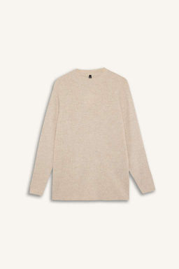 Классический однотонный трикотажный свитер с круглым вырезом стандартной посадки