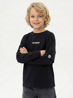 Лонгслив с принтом для мальчика с подзорным рукавом 22-7680 черный