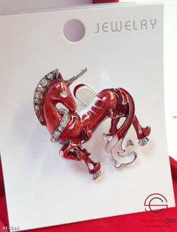 Брошь лошадь символ 2026 года