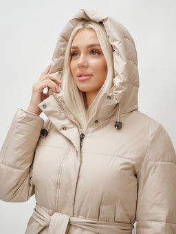 Пальто утепленное стеганное зимнее с капюшоном женское бежевого цвета 9605B - Mtforce фото 3