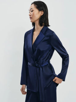 Атласная блузка с отложным воротником и поясом / Zarina