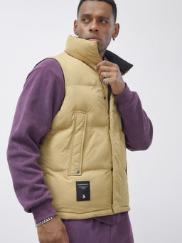 Жилет мужской утепленный спортивный бежевого цвета 15326B