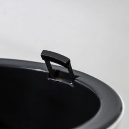 Кашпо для цветов со вставкой «Вдохновение», 4.5 л, d=21.5 см, белое/чёрное