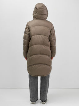 Пальто зимнее утепленное с капюшоном женское коричневого цвета 7747K - Visdeer фото 5