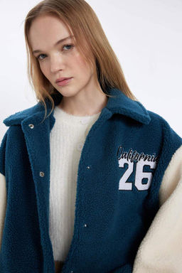 Плюшевая куртка-бомбер с карманами и карманами на кнопках с вышивкой поло большого размера - Defacto фото 9