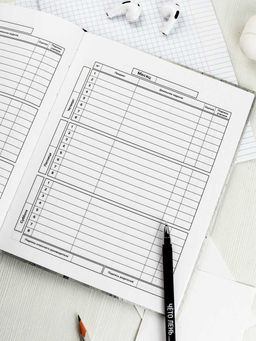 Дневник школьный арт. 69696 ДЕВУШКА С КОТОМ. ОСЕНЬ