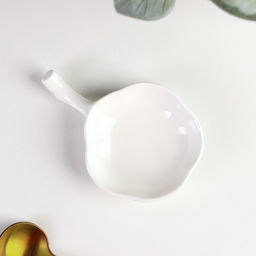 Соусник керамический с ручкой Доляна «Цветочек», 40 мл, 10.5×7 см, цвет белый