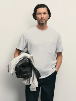 Футболка с карманом relax fit / Zarina  фото 2