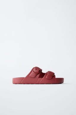 SANDALIA ENGOMADA HEBILLAS / Granate