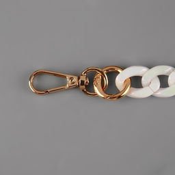 Цепочка для сумки, пластиковая, с карабинами, перламутровая, 23 17 мм, 68 см, цвет белый/золотой - Арт узор фото 3