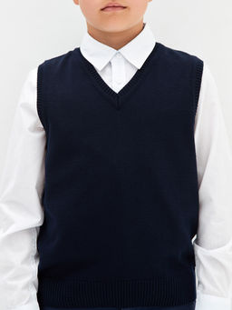Темно-синий вязаный жилет для мальчика