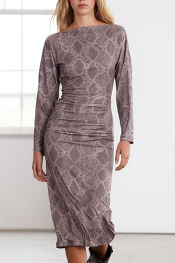 TRENDYOLMILLA Limited Edition Bask?l? Drapeli Vucuda Oturan Kay?k Yaka Esnek Maxi Orme Elbise TWOAW25EL00298  фото 2