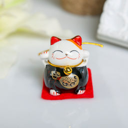 Цена за 5 шт. Сувенир керамика Манэки-нэко на коврике МИКС 4х3,8х3,3 см