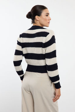 TRENDYOLMILLA Gri Crop V Yaka Cizgili Triko Kazak TWOAW25KZ00347