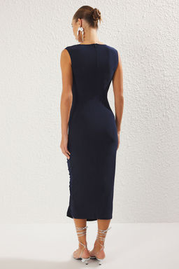 TRENDYOLMILLA Lacivert Vucuda Oturan Asimetrik Yaka Orme S?k Elbise TPRSS25EL00153  фото 5