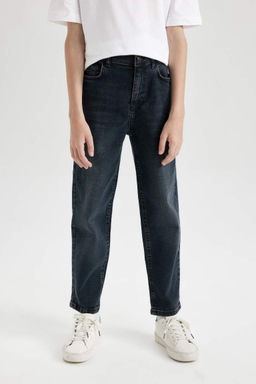 Джинсовые брюки прямого кроя с карманами и прямыми штанинами для мальчика