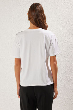 Beyaz Kal?n Pamuklu Oversize/Genis Kal?p Aksesuar Detayl? Orme T-Shirt TWOSS25TS00030