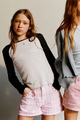 BERMUDA DENIM RAYAS TACHAS / Rosa / Blanco