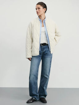 Стеганая куртка-бомбер из фактурной ткани / Zarina фото 2