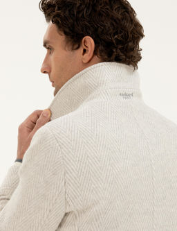 Белое приталенное пальто из смесовой шерсти с рыбьей спиной и кешью