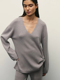 Джемпер из вискозы с V-образной горловиной / Zarina