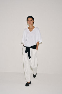 CAMISETA ESCOTE PICO / Blanco