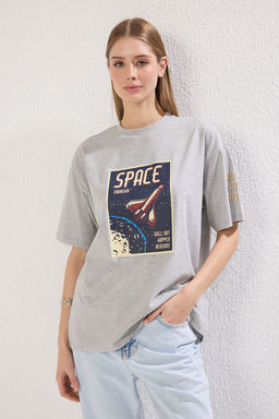 TRENDYOLMILLA Siyah %100 Pamuk Uzay Bask?l? Oversize Kal?p Bisiklet Yaka Orme T-Shirt TWOSS21TS3663