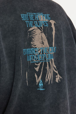 TRENDYOL MAN Antrasit Oversize/Genis Kesim %100 Pamuk Soluk Efektli Mistik Temal? Sweatshirt TMNAW24SW00189 - Trendyolmilla фото 8