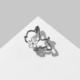 Брошь Собачка с цветочком, цвет белый в серебре