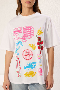 TRENDYOLMILLA Beyaz %100 Pamuk Oversize/Genis Kal?p Bask?l? Orme T-Shirt TWOSS25TS00049