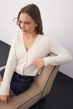 Wardrobe Essentials Ekru Crop Dugme Detayl? Yumusak Dokulu V Yaka Yunlu Triko H?rka TWOAW26HI00013