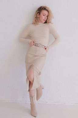 12189 Юбка с разрезом айвори из экокожи