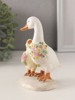 Фигурка полистоун «Утка с утёнком с букетами цветов», 8×8×13 см