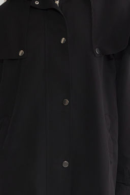 Trendyolmilla Siyah Omuz Detayl? Oversize Uzun Trenckot TWOSS25TR00012 фото 4