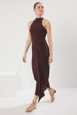 TRENDYOLMILLA Kahverengi Kusak Detayl? Halter Yaka Bodycone/Vucuda Oturan Esnek Maxi Orme Elbise TWOSS25EL00689 фото 2