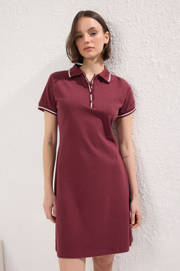 TRENDYOLMILLA Bordo Renk Bloklu Polo Yaka Skater/Belden Ac?lan Mini Orme Elbise TWOSS25EL00376
