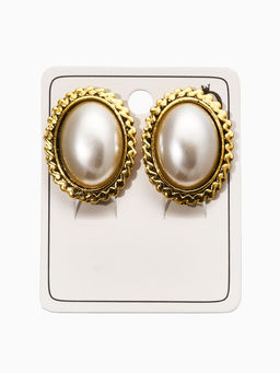 Цена за 2 шт. Клипсы «Жемчужный овал», белая в чернёном золоте