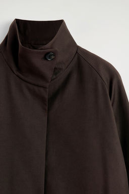 ABRIGO OVERSIZE CON CUELLO ALTO