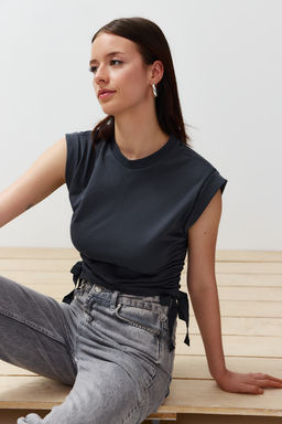 TRENDYOLMILLA Antrasit %100 Pamuk Buzgu Detayl? Crop Yarasa Kol Orme T-Shirt TWOSS24TS00026  фото 9