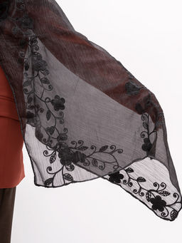 Очень красивый, нежный шарф с цветочной вышивкой