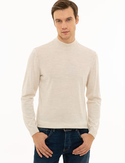 Бежевый базовый трикотажный свитер приталенного кроя с четверть-черепаховым воротником