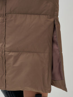 Пальто утепленное стеганное зимнее с капюшоном женское коричневого цвета 9606K