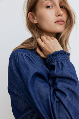 Blusa denim con volantes