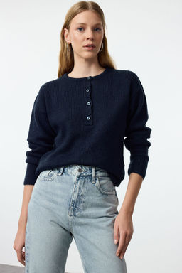 TRENDYOLMILLA Lacivert More Sustainable Yumusak Dokulu Genis Kal?p Basic Triko Kazak TWOAW25KZ00309